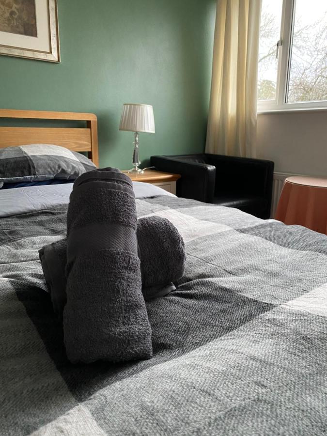 1 Luxurious Double Bedroom With Private Shower Reading Esterno foto
